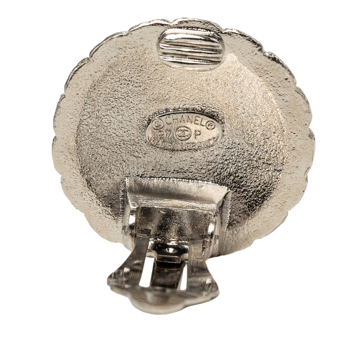 Chanel CC Brass Rond À clip Boucles d'oreilles Argenté – vue 3 – GABY PARIS