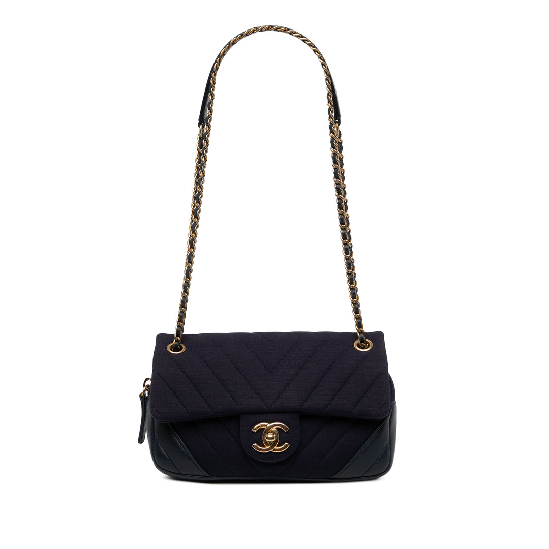 Chanel Sac bandoulière CC Chevron Jersey à rabat Bleu – vue principale – GABY PARIS