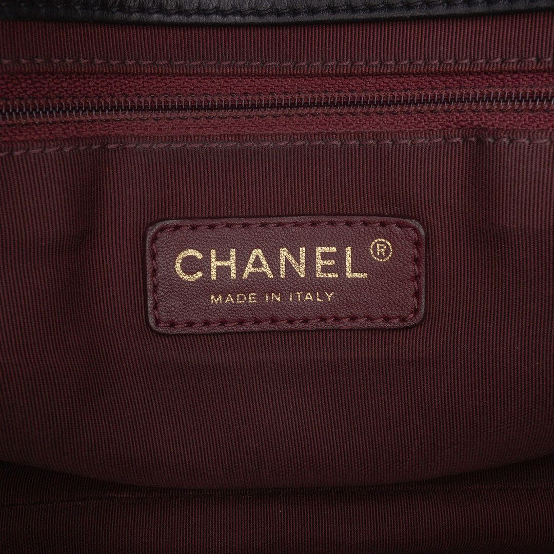 Chanel Large Reissue 2.55 Diamond Debossed Cuir de veau Cosmos Flap Noir – GABY PARIS Authentique
