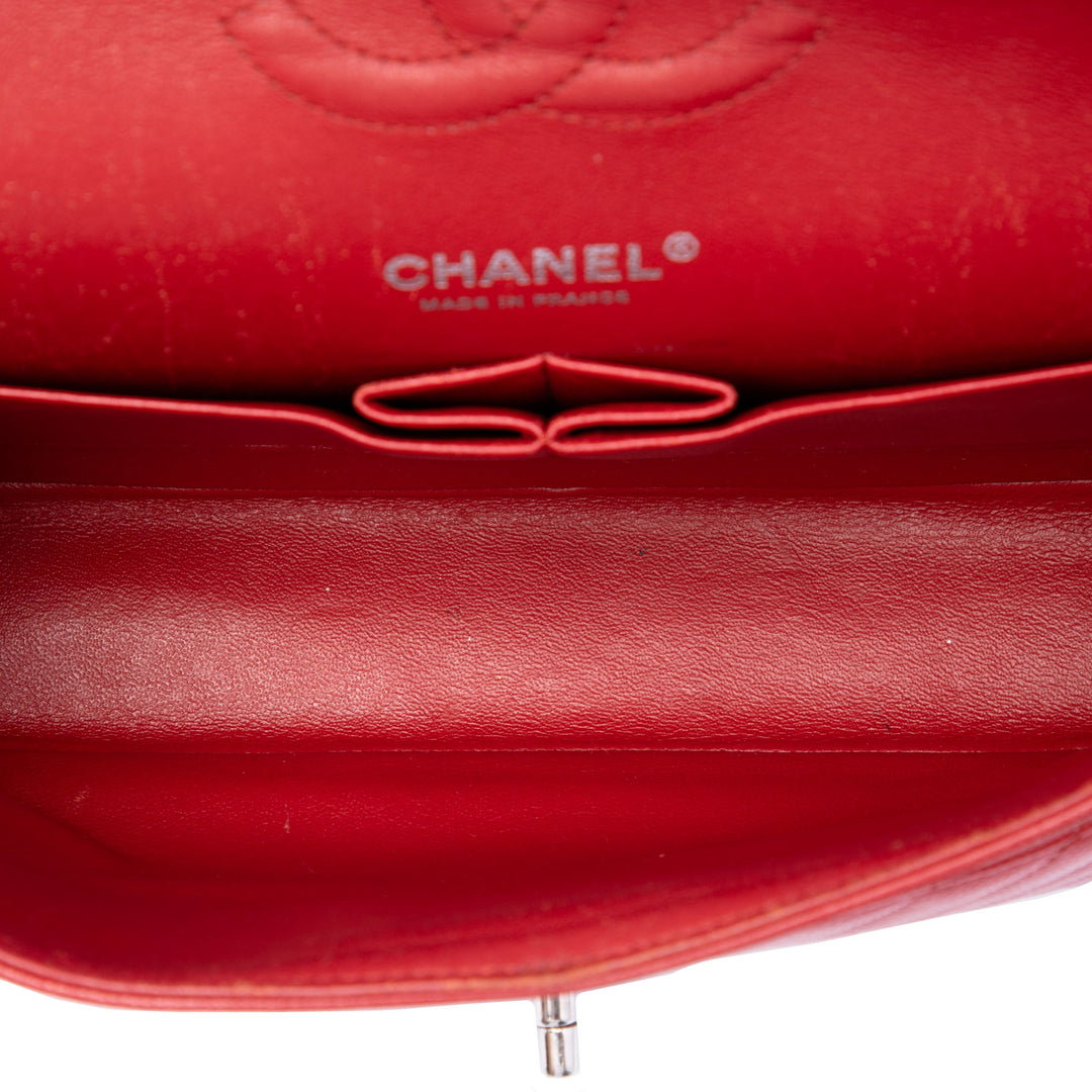 Chanel Sac porté épaule Classic Chevron Double rabat Moyen Cuir caviar Rouge – vue 4 – GABY PARIS