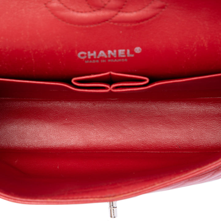Chanel Sac porté épaule Classic Chevron Double rabat Moyen Cuir caviar Rouge – vue 4 – GABY PARIS