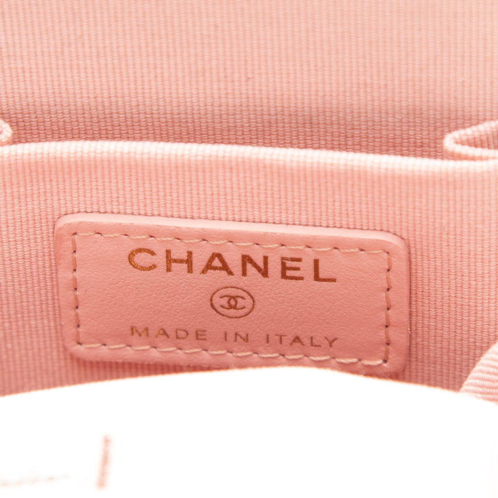 Chanel CC Matelassé Acrylic et Cuir d’agneau Evening Pochette avec chaîne