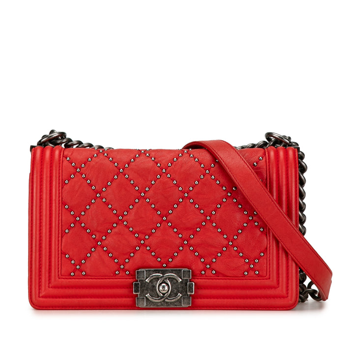 Chanel Old Medium Quilted Crumpled Cuir de veau Studded Boy Flap Rouge – GABY PARIS Authentique
