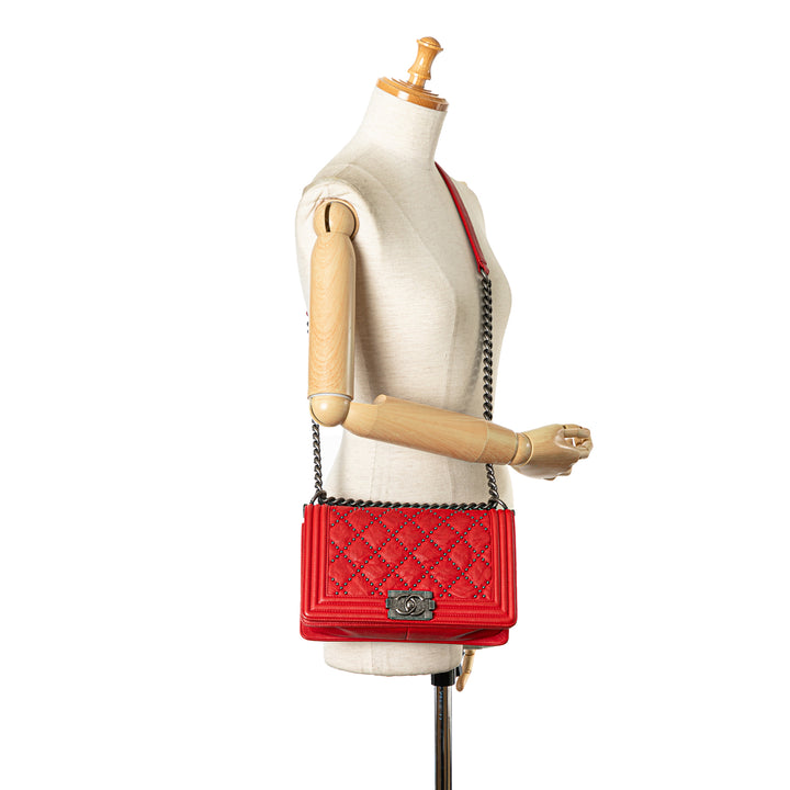 Chanel Old Medium Quilted Crumpled Cuir de veau Studded Boy Flap Rouge – GABY PARIS Authentique