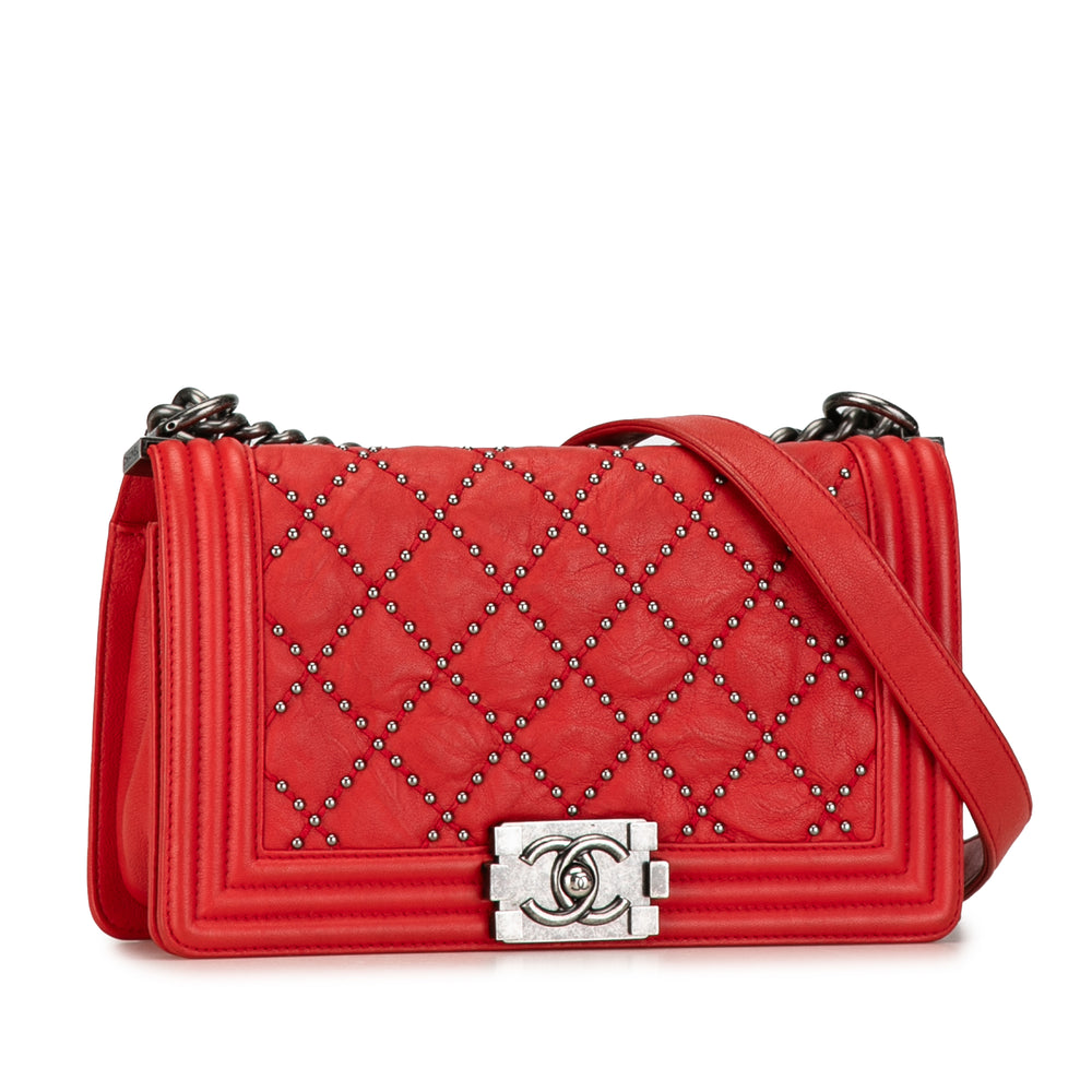 Chanel Old Medium Quilted Crumpled Cuir de veau Studded Boy Flap Rouge – GABY PARIS Authentique
