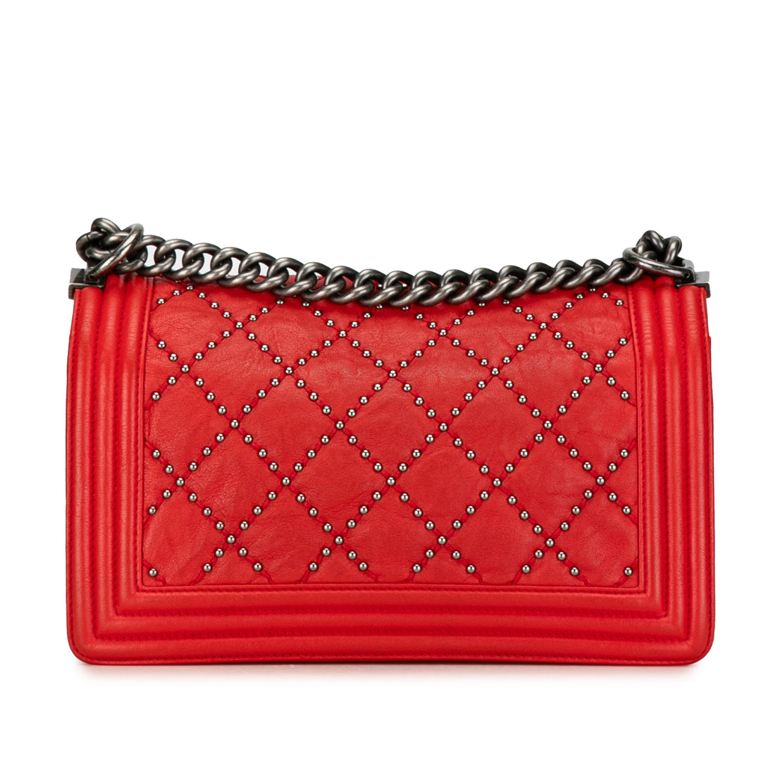 Chanel Old Medium Quilted Crumpled Cuir de veau Studded Boy Flap Rouge – GABY PARIS Authentique