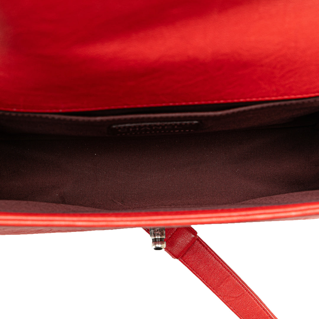 Chanel Old Medium Quilted Crumpled Cuir de veau Studded Boy Flap Rouge – GABY PARIS Authentique