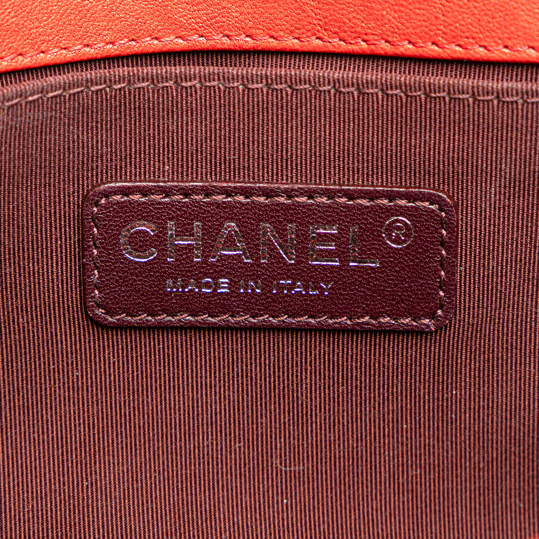 Chanel Old Medium Quilted Crumpled Cuir de veau Studded Boy Flap Rouge – GABY PARIS Authentique