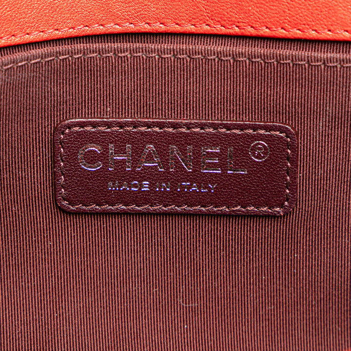 Chanel Old Medium Quilted Crumpled Cuir de veau Studded Boy Flap Rouge – GABY PARIS Authentique