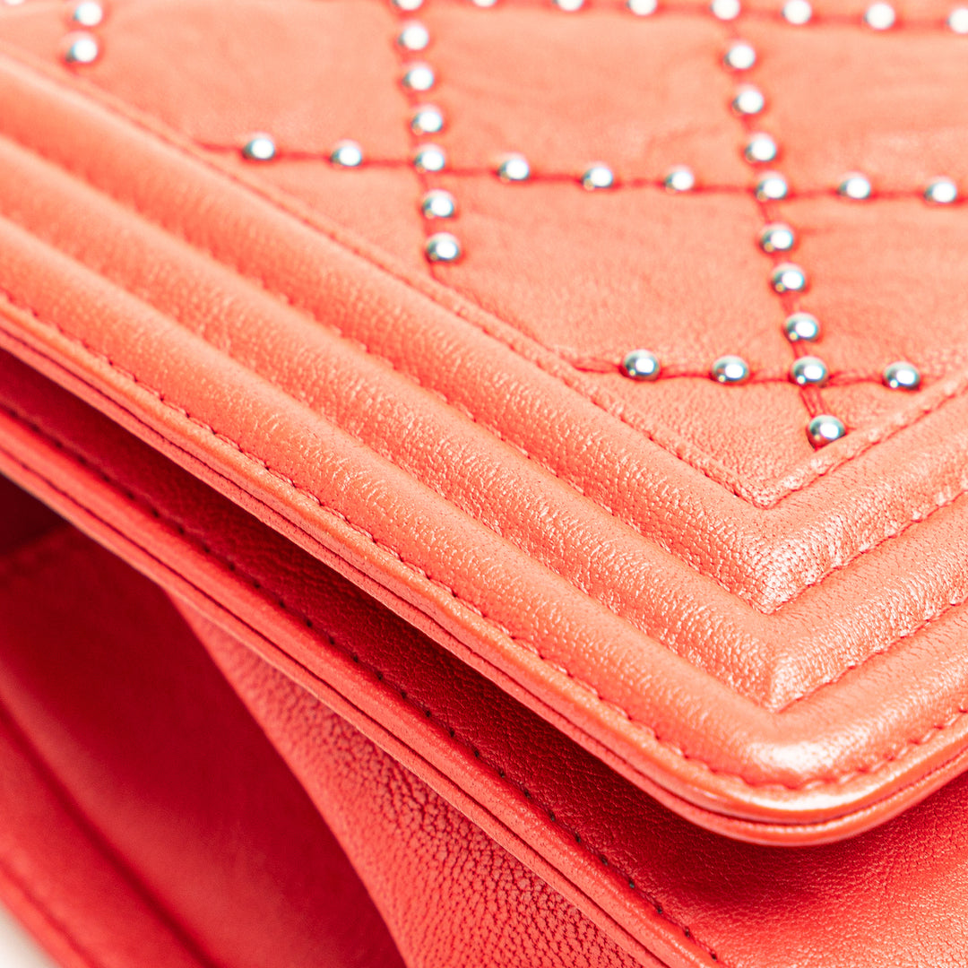 Chanel Old Medium Quilted Crumpled Cuir de veau Studded Boy Flap Rouge – GABY PARIS Authentique