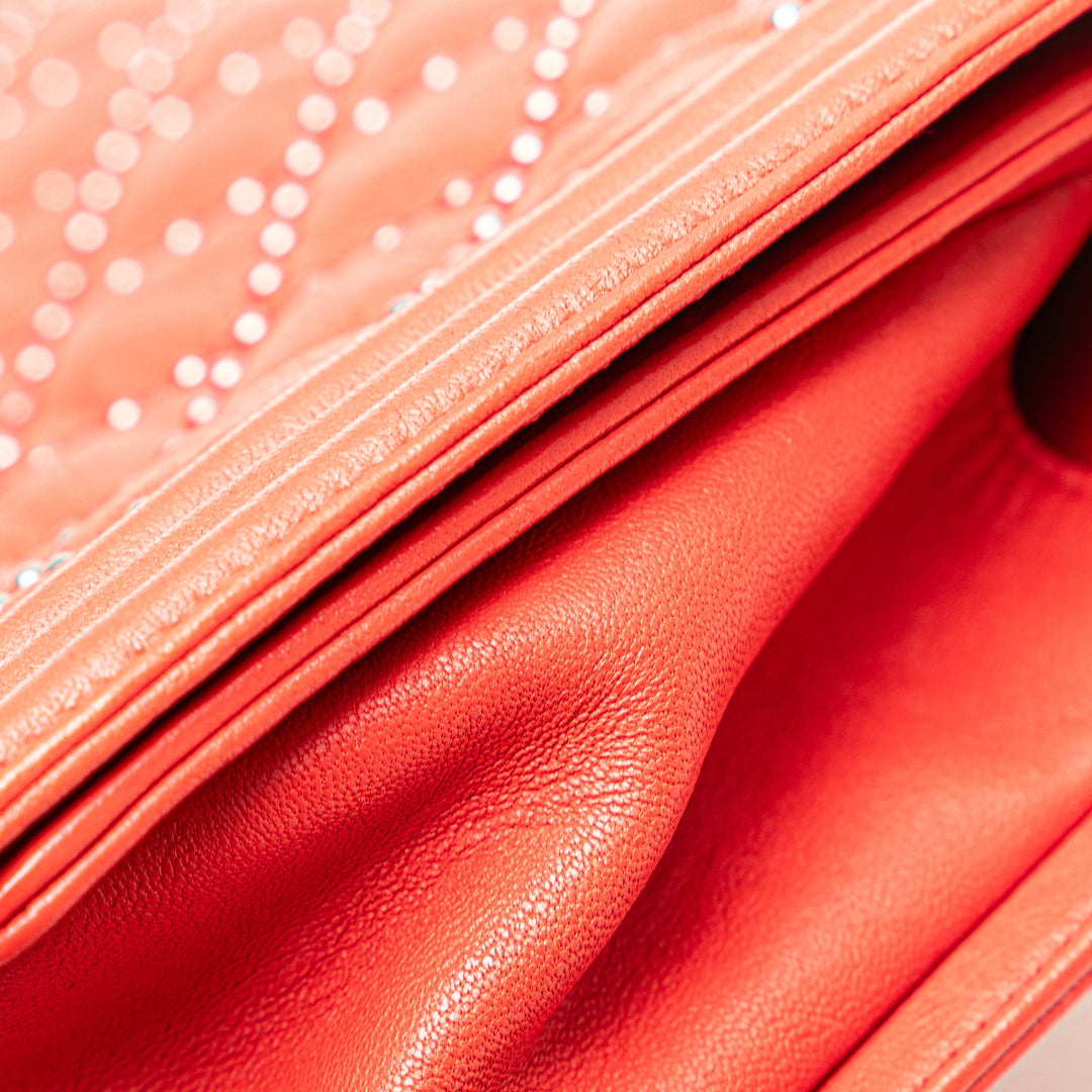 Chanel Old Medium Quilted Crumpled Cuir de veau Studded Boy Flap Rouge – GABY PARIS Authentique