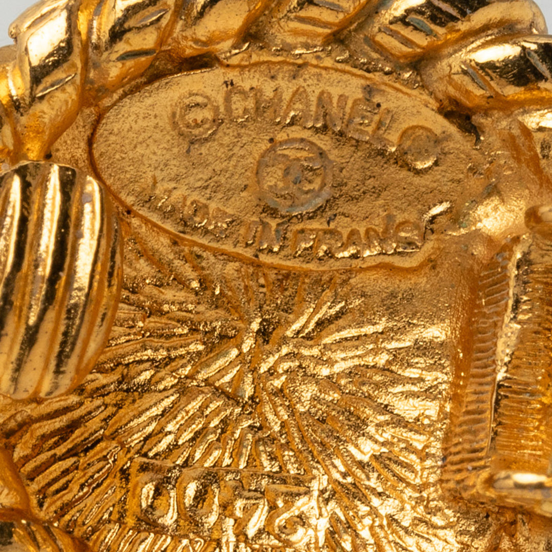 Chanel CC plaqué Sunburst Rond À clip Boucles d'oreilles Doré – vue 3 – GABY PARIS