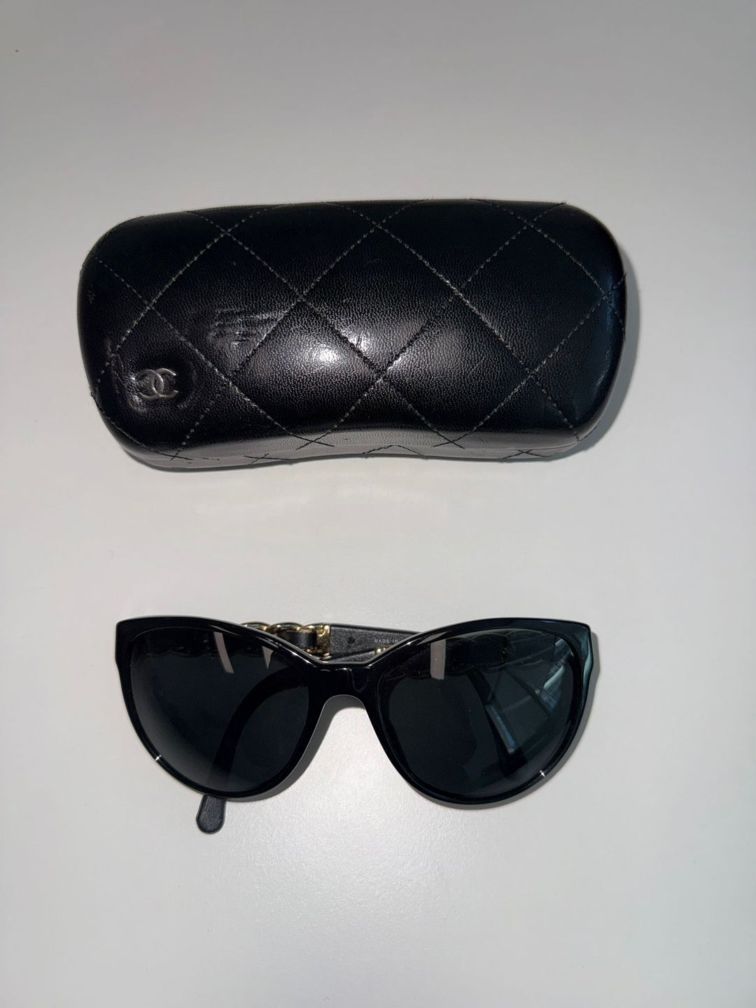 Chanel Lunettes de soleil Butterfly chaîne et cuir noir
