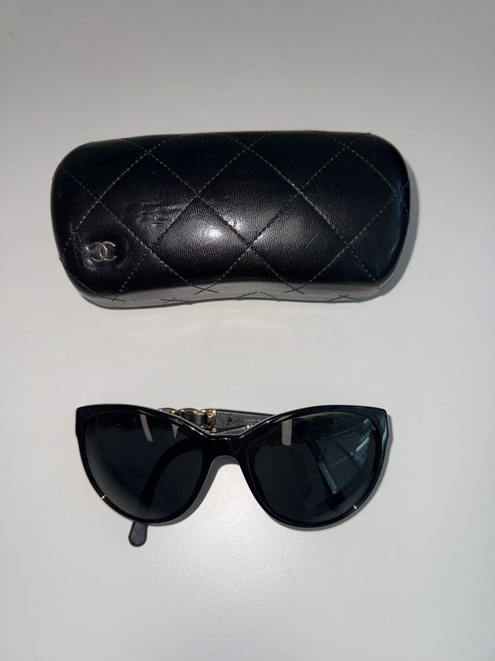 Chanel Lunettes de soleil Butterfly chaîne et cuir noir