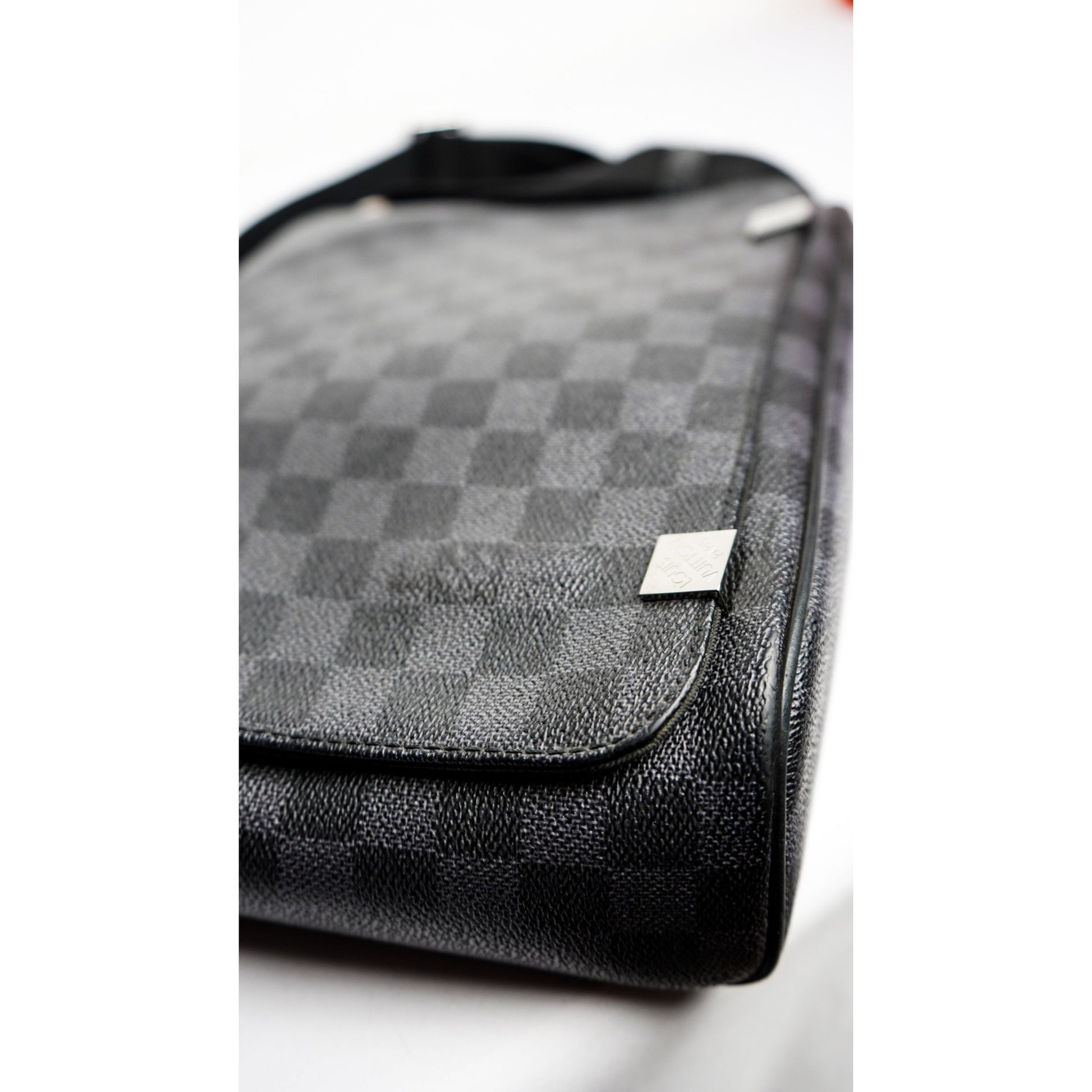 LOUIS VUITTON Sacoche bandoulière Messenger district damier – GABY