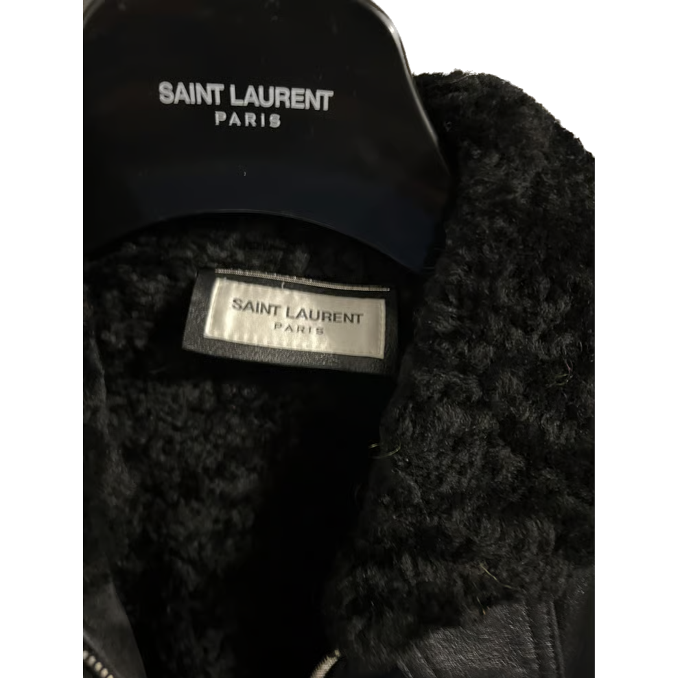 SAINT LAURENT Chaqueta de cuero con interior de pelo. 