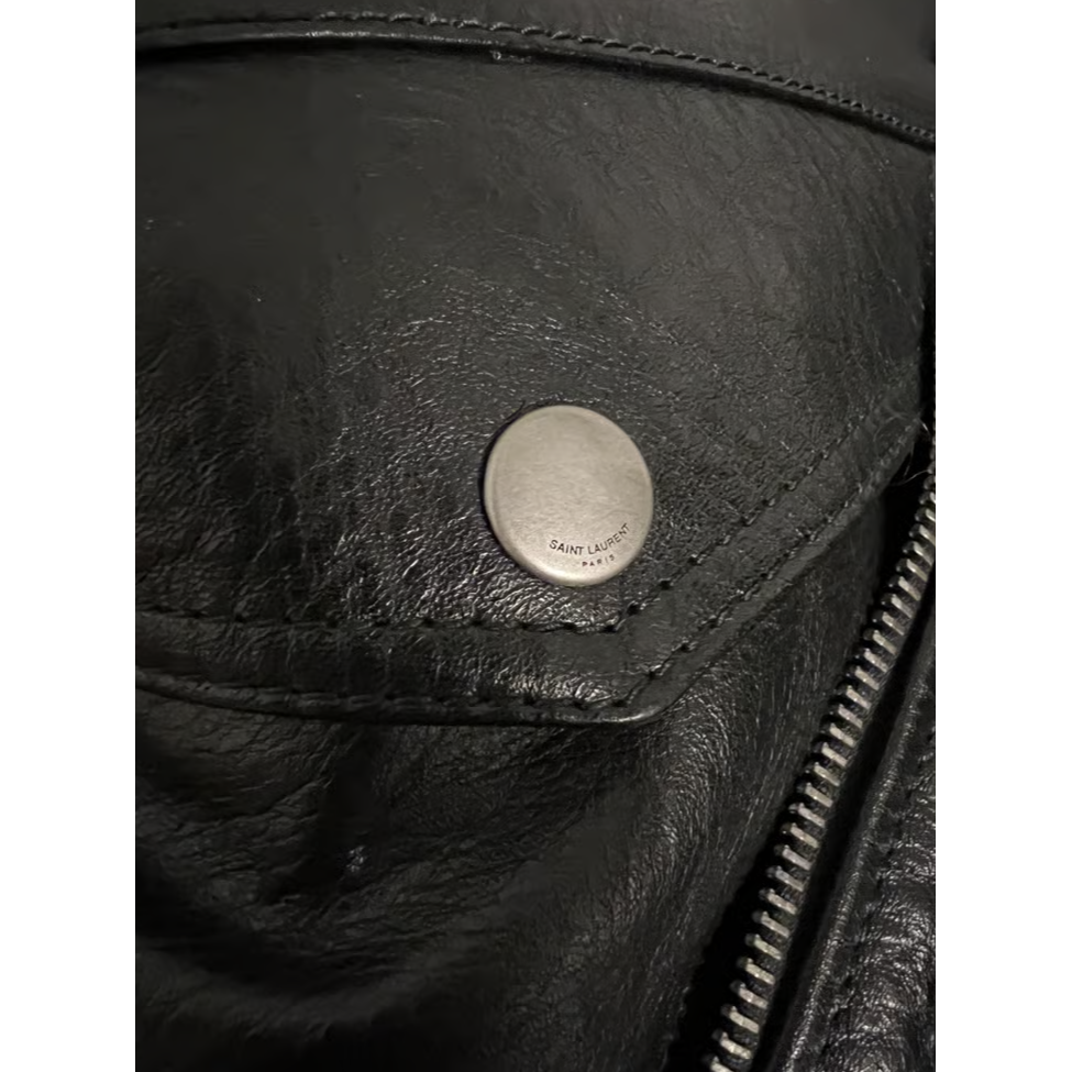 SAINT LAURENT Chaqueta de cuero con interior de pelo. 